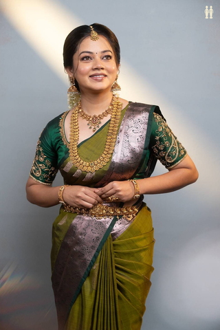 Kanchipuram Silk Saree In Mehendi Green With Paisley Motifs