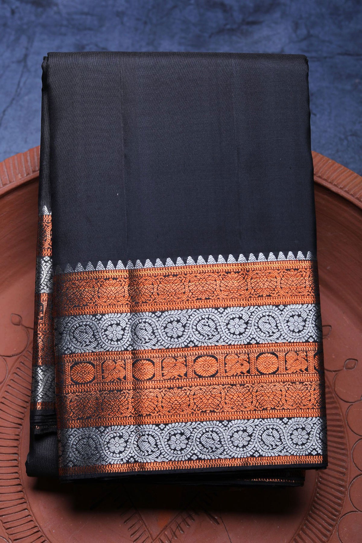 Traditional Zari Border In Plain Black Kanchipuram Silk Saree