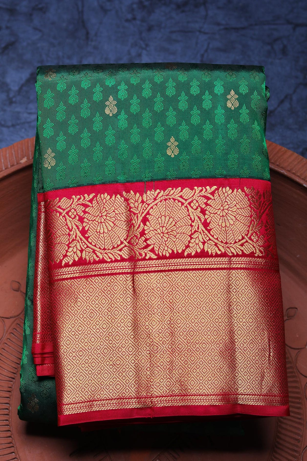 Big Contrast Korvai Border With Zari And Thread Work Bindi Buttis Leaf Green Kanchipuram Silk Saree